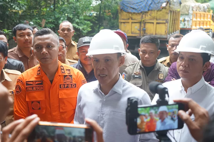 Wakil Bupati Bogor Jaro Ade dan Wakil Wali Kota Bogor Jenal Mutaqin saat meninjau TPAS Galuga, Kecamatan Cibungbulang, Kabupaten Bogor, Senin, 26 Mei 2025. (Arifin - Metropolitan)