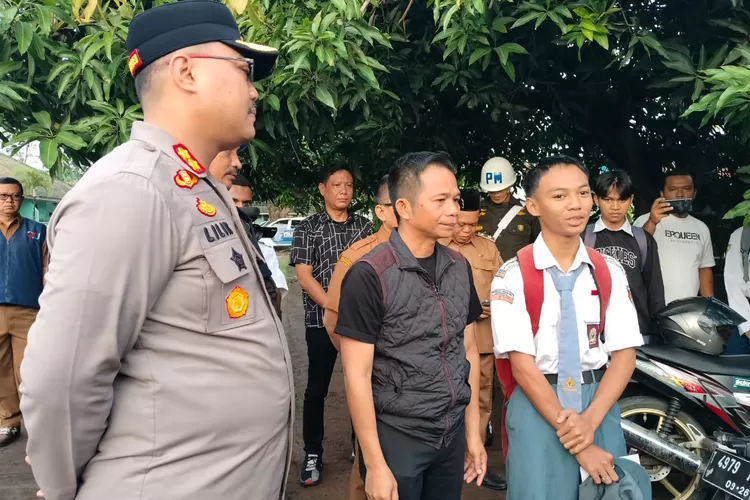 Bupati Purwakarta Saepul Bahri Binzein turun langsung razia pelajar yang membawa motor ke sekolah.  (Foto: istimewa)