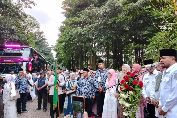 Wakil Bupati Purwakarta Abang Ijo Hapidin lepas keberangkatan jemaah haji kloter ke-23 di Tajug Gede Cilodong, Minggu 25 Mei 2025. (Foto: Istimewa)