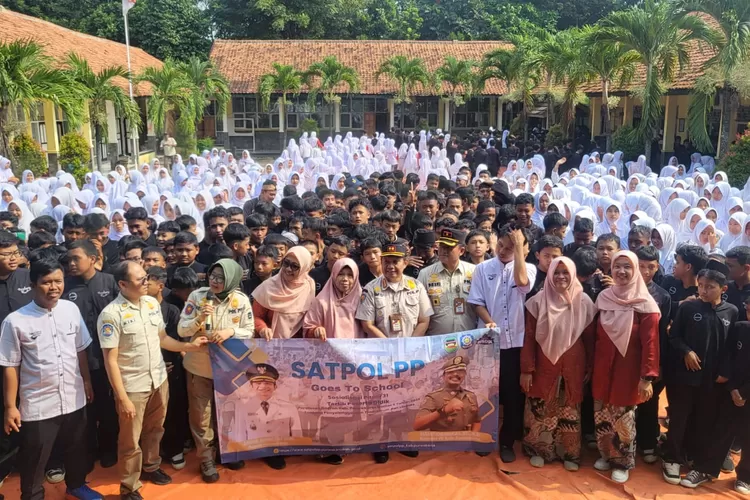 Sosialisasi Perda 5 Tahun 2022 melalui program Goes To School oleh Satpol PP Purwakarta di SMPN 1 Jatiluhur. (Foto: Istimewa.)