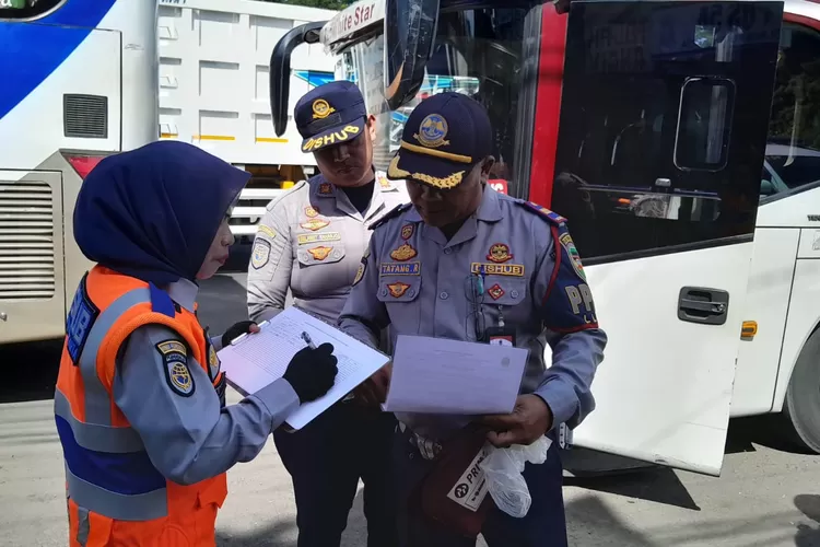 Petugas Dishub Purwakarta saat melakukan pemeriksaan kendaraan umum. (Foto: Ist)