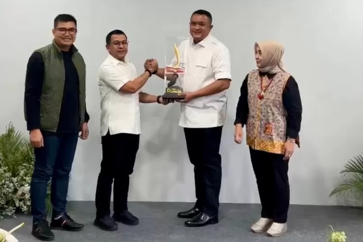 Bupati Rudy Susmanto saat menghadiri kegiatan bakti sosial yang diselenggarakan Yayasan Pena 98 di Rumah Sakit Pena, Gunungsindur, Kabupaten Bogor, belum lama ini. (Diskominfo)