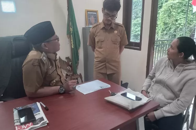 Warga saat mengadu ke kantor Desa Gadog, Kecamatan Megamendung, Kabupaten Bogor soal kisrus PPDB. (Rizal)