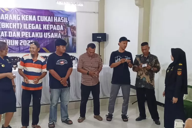 sosialisasi Barang Kena Cukai Hasil Tembakau (BKCHT) ilegal kepada masyarakat di Pondok Mutiara, Desa Pasiripis, Kecamatan Surade, Kabupaten Sukabumi, Selasa 27 Mei 2025. (IND)