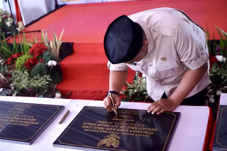 Bupati Bogor Rudy Susmanto menandatangi&nbsp;prasasti perubahan empat nama RSUD di halaman gedung Public Safety Center di Cibinong, Kabupaten Bogor, Selasa, 27 Mei 2025. (Arifin - Metropolitan)