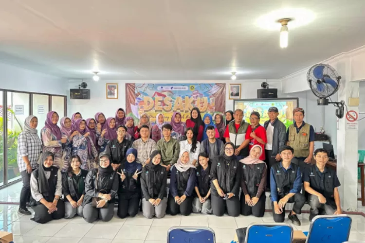 Kegiatan edukatif Mahasiswa Sekolah Vokasi IPB melalui DESAKU, ajak Warda Desa Ciomas Rahayu untuk mengolah kompos rumahan