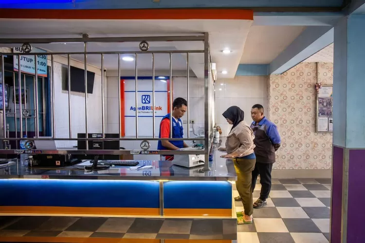 Ilustrasi pelayanan di salah satu AgenBRILink. 