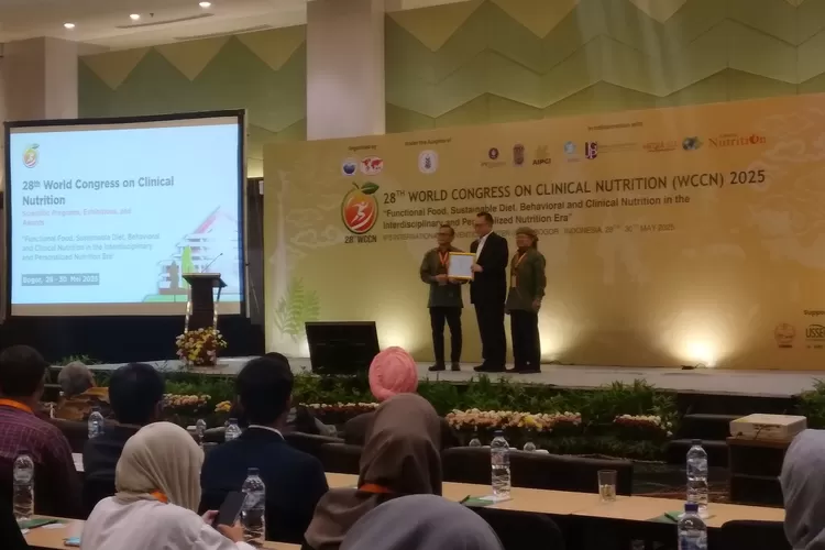 Rektor IPB University, Prof Arif Satria menerima penghargaan dari Pergizi Pangan Indonesia.  (Roshella Metropolitan)