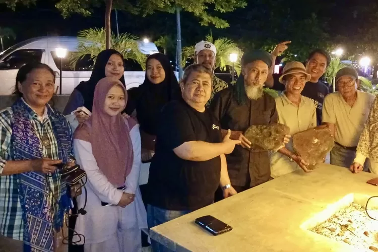 Tim peneliti menemukan artefak Batu Dakon di Gunung Tangkil, Palabuhanratu, Kabupaten Sukabumi. (Ist)