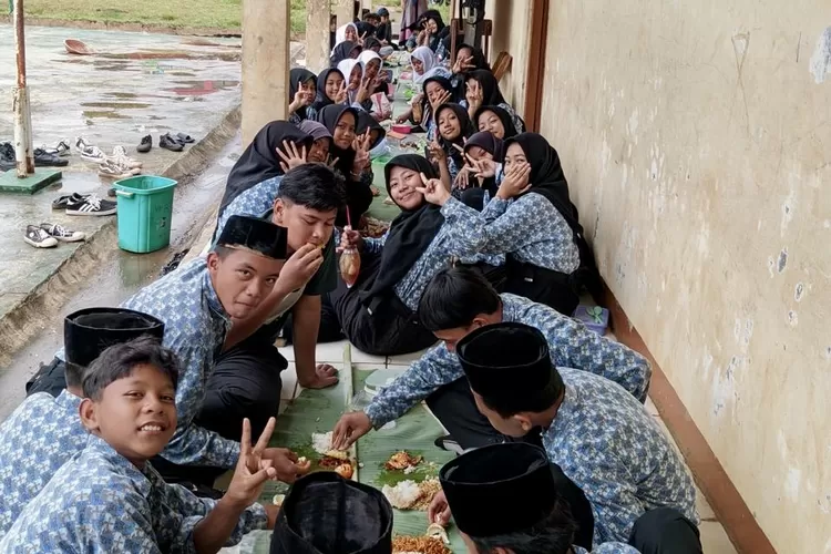 Pelajar SMP IT Mutiara Cendekia Mekarsari, Kecamatan Rumpin, Kabupaten Bogor saat makan bersama. (Ist)