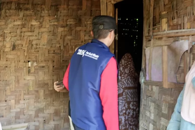 Pemkab Bogor saat meninjau kondisi pasangan lansia terlantar di Desa Cibunian, Kecamatan Pamijahan, Kabupaten Bogor. (Diskominfo)