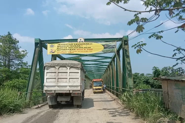 Sejumlah truk tambang masih melintas di Jembatan Leuwiranji, Kabupaten Bogor, Sabtu, 31 Mei 2025. (Nasir)
