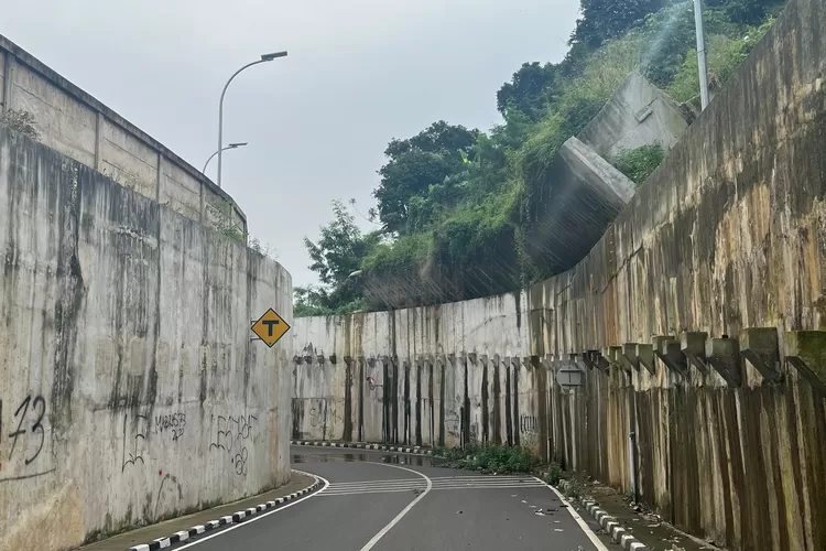 Kondisi TPT di Jalur Underpass Batutulis yang terancam ambruk.  (Fahriza Metropolitan)