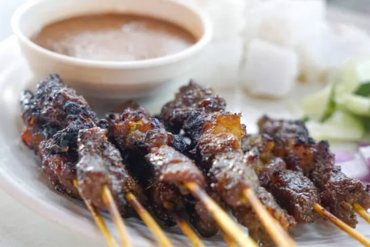 Simak selengkapnya mengenai 5 tips dan trik membuat sate dari daging kurban agar empuk serta enak. (Getty Images : Rozita Turut)