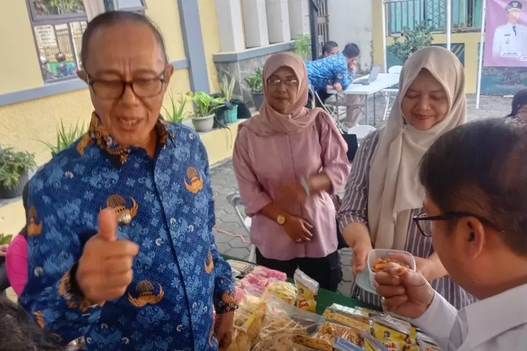 Wali Kota Sukabumi saat meninjau Gerakan Pangan Murah (GPM) di&nbsp;Kelurahan Gedongpanjang, Kecamatan Citamiang, Senin, 2 Juni 2025. (UM)