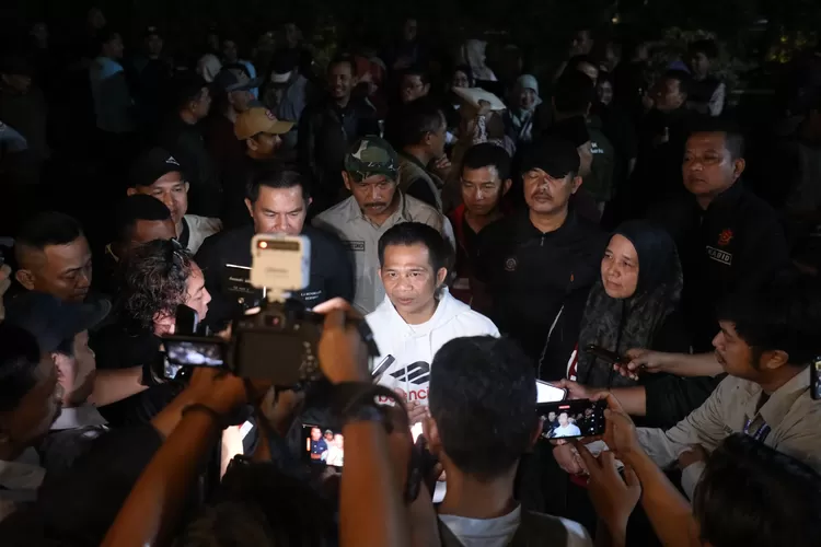 Bupati Purwakarta Saepul Bahri Binzein (Om Zein) turun langsung lakukan razia pelajar pada pemberlakuan jam malam pada 1 Juni 2025. (Foto: Istimewa.)