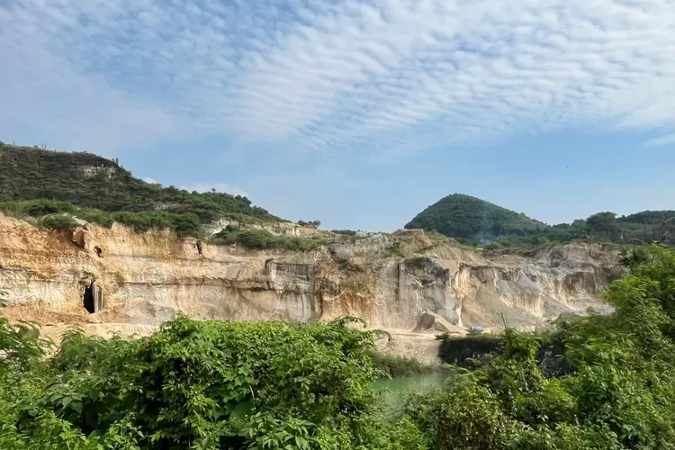 Bukit di Klapanunggal, Kabupaten Bogor yang menjadi lokasi penambangan kapur. (Riza)