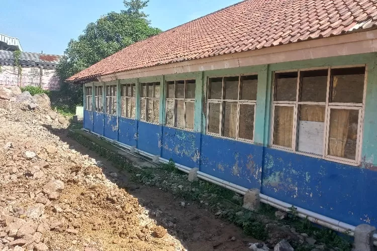 Kondisi gedung SDN Cipininag 03 di Kecamatan Rumpin, Kabupaten Bogor yang terhimpin galian tambang. (Nasir)