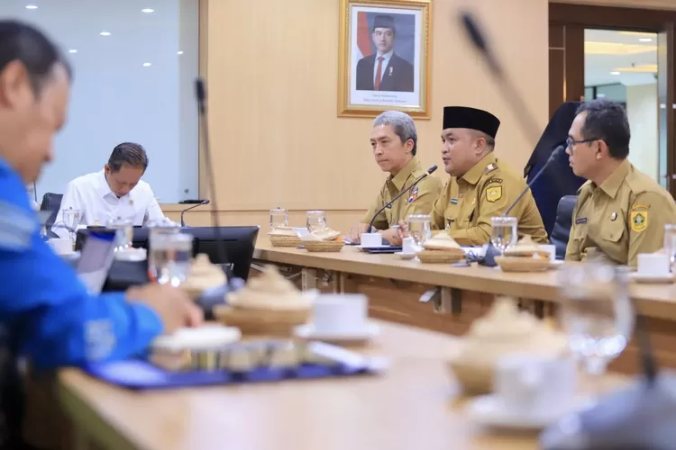 Bupati Bogor Rudy Susmanto dan Wali Kota Bogor Dedie A Rachim saat bertemu Menteri LH di Kementerian&nbsp;LH, Jakarta, Senin, 2 Juni 2025. (Diskominfo)