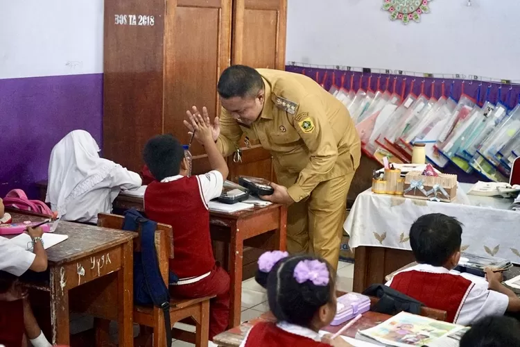 Bupati Bogor Rudy Susmanto saat menyalurkan MBG di SDN Cipayung 01, Kecamatan Cibinong, Kabupaten Bogor, Senin, 5 Mei 2025. Pemkab Bogor mengambil sejumlah langkah untuk meningkatkan RLS (Arifin - Metropolitan)