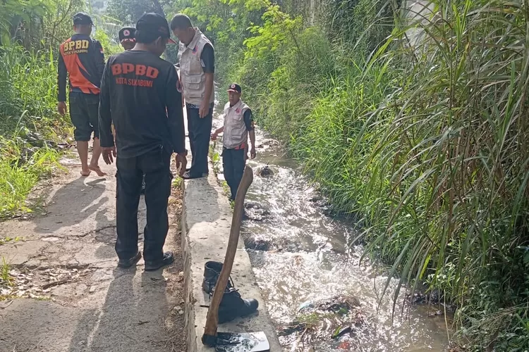 BPBD Kota Sukabumi saat membersihkan sampah di aliran sungai yang menjadi penyebab banjir di Karangtengah, Kota Sukabumi.  (UM)