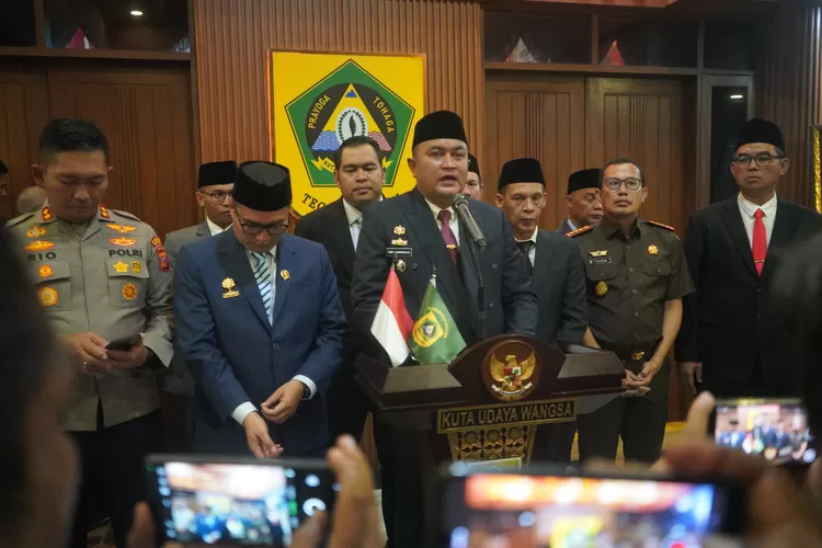 Bupati Bogor Rudy Susmanto (tengah) memberikan keterangan pers usai melantik 13 pejabat Eselon II di Pendopo Bupati Bogor, Selasa, 3 Juni 2025. (Arifin - Metropolitan)