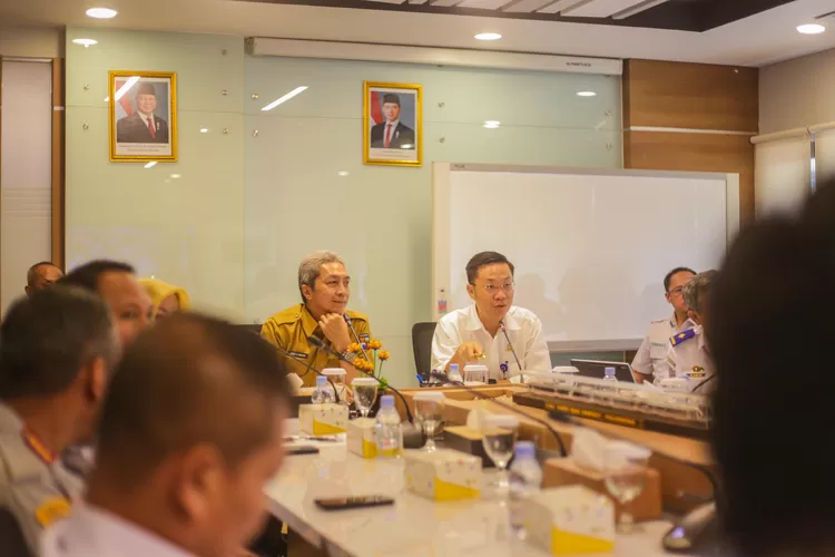 Wali Kota Bogor, Dedie A Rachim melakukan rapat bersama jajaran DJKA membahas penanganan TPT nyaris ambruk di Jalur Underpass Batutulis.  (Humas Pemkot Bogor)