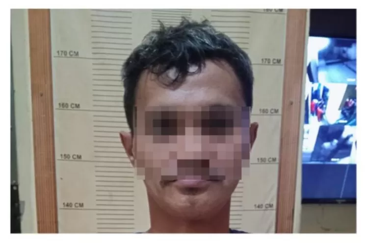 AK (33) seorang juru parkir di Kabupaten Purwakarta diamankan polisi gegara edarkan tembakau sintetis dan sabu. (Foto: dok Polres Purwakarta.)