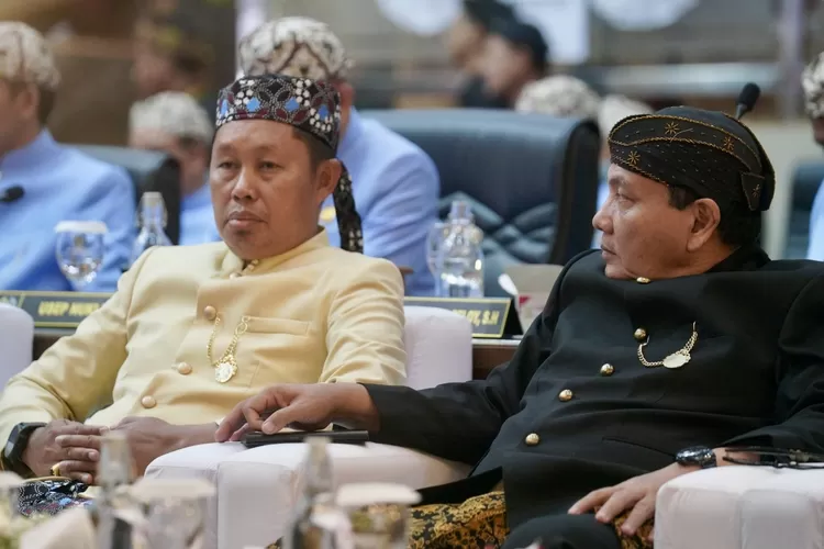 Dua mantan Pj Bupati Bogor, Asmawa Tosepu dan Bachril Bakri saat mengikuti Rapat Paripurna Istimewa HJB ke-543 di DPRD Kabupaten Bogor, Selasa, 3 Juni 2025. (Arifin - Metropolitan)