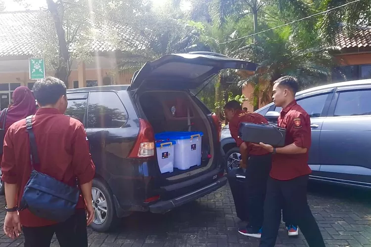 Kejari Kabupaten Sukabumi mengamankan sejumlah barang bukti dugaan korupsi mobil sampah usai menggeledah kantor DLH Sukabumi, Rabu, 4 Juni 2025. (IND)