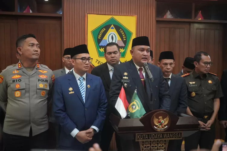 Bupati Bogor Rudy Susmanto memberikan keterangan pers usai melantik 13 pejabat Eselon II di Pendopo Bupati Bogor, Cibinong,&nbsp;Selasa, 3 Juni 2025 malam. (Arifin - Metropolitan)