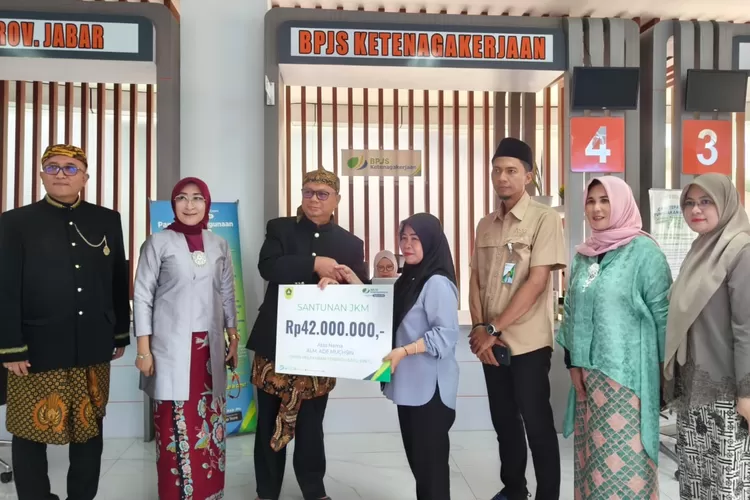 BPJS Ketenagakerjaan Bogor Cileungsi saat menyerahkan Jaminan Kematian (JKM) kepada ahli waris tenaga kontrak di lingkungan Pemkab Bogor, Selasa, 3 Juni 2025. (Ist)