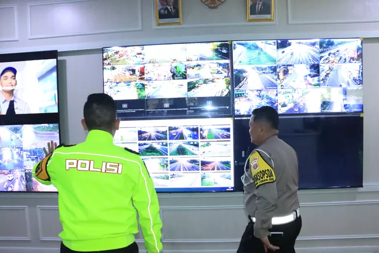 Kapolres Bogor saat meninjau sistem CCTV untuk pengamanan libur panjang Idul Adha di Pos Gadog, Kabupaten Bogor, Sabtu, 7 Juni 2025. (Polres Bogor)