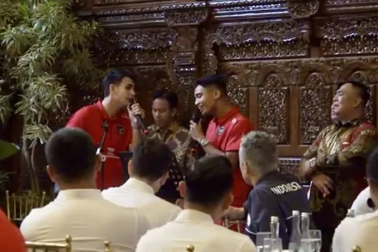 Dua pemain Timnas Indonesia, Marselino Ferdinan dan Nadeo Argawinata bernyanyi saatmakan siang bersama Presiden Prabowo Subianto&nbsp;di kediaman Presiden, Jakarta Selatan, Jumat, 6 Juni 2025. (Ist)