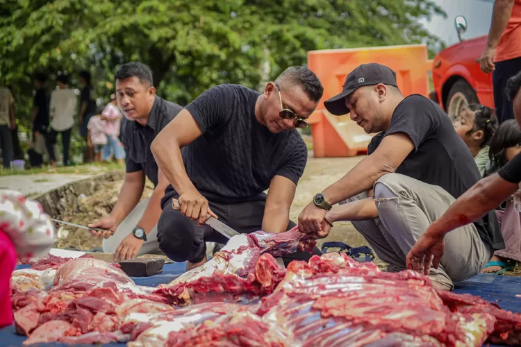 Wakil Wali Kota Bogor Jenal Mutaqin saat kurban bersama warga di RW 08 Kelurahan Lawang Gintung, Bogor Selatan, Kota Bogor, Jumat, 6 Juni 2025. (Humas Pemkot Bogor)