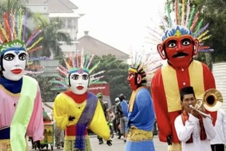 Rano Karno sebut Pemprov DKI Jakarta bersama Lembaga Adat Masyarakat Betawi sedang merumuskan Perda terkait larangan penggunaan ondel-ondel untuk mengamen. (bintangplus.com)