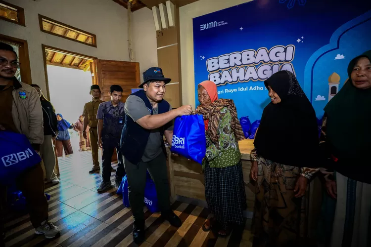 Momen penyaluran hewan kurban yang diberikan Bapekis dan karyawan BRI ke masyarakat. 