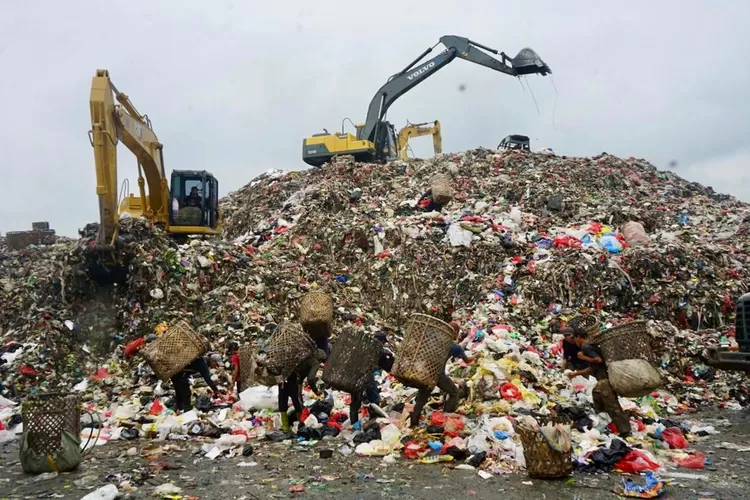 Kondisi gunungan sampah di TPAS Galuga, Cibungbulang, Kabupaten Bogor pada Senin, 26 Mei 2025. Pada Sabtu, 7 Juni 2025, gunungan sampah di TPAS Galuga mengalami longsor. (Arifin - Metropolitan)