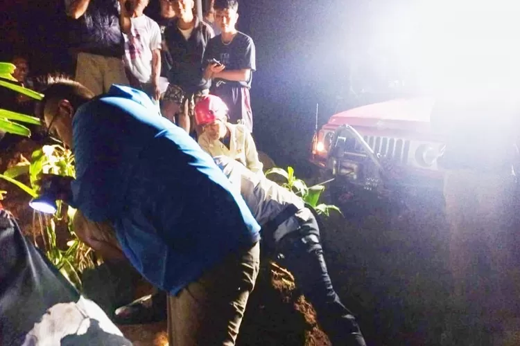 Evakuasi sepeda&nbsp;motor terperosok di&nbsp;Jalan alternatif Nagrak - Munjul, Kampung Ciganas, Desa Ciambar, Kecamatan Ciambar, Kabupaten Sukabumi, Minggu, 8 Juni 2025. (Ist)