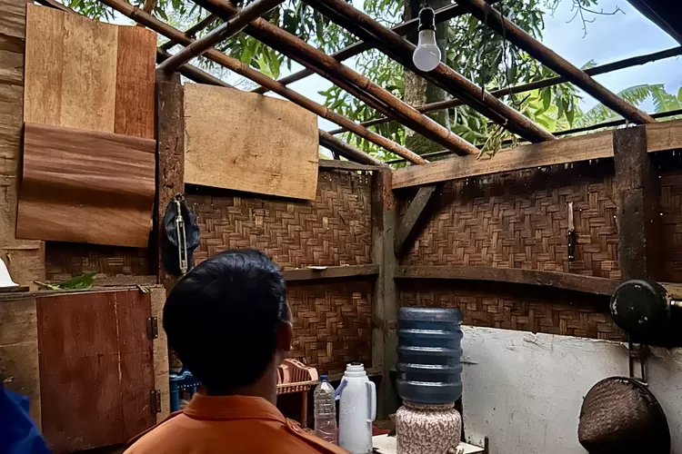 Angin puting beliung mengakibatkan belasan rumah di Desa Bantarjati, Kecamatan Klapanunggal, Kabupaten Bogor alami kerusakan. (BPBD Kabupaten Bogor)