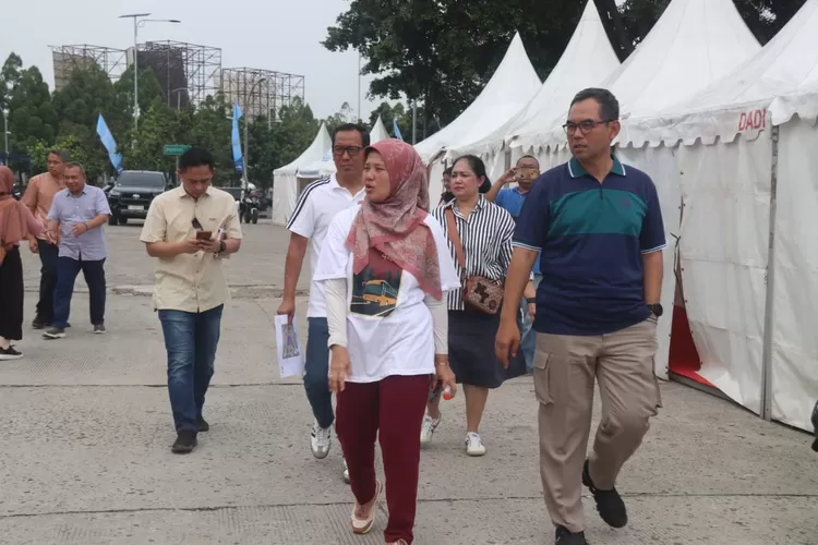 Sekda Kabupaten Bogor Ajat Rochmat Jatnika saat meninjau persiapan pesta rakyat Kabogor Fest 2025 di Stadion Pakansari, Cibinong, Senin, 9 Juni 2025. (Diskominfo)