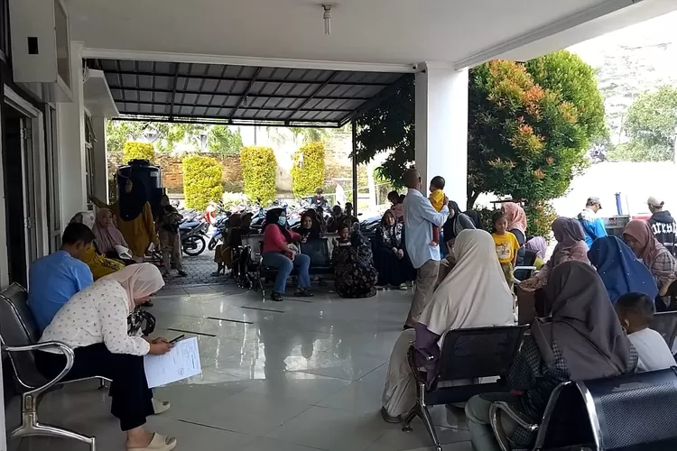 Satu keluarga di Leuwisadeng, Kabupaten Bogor alami keracunan makanan. (Ade)