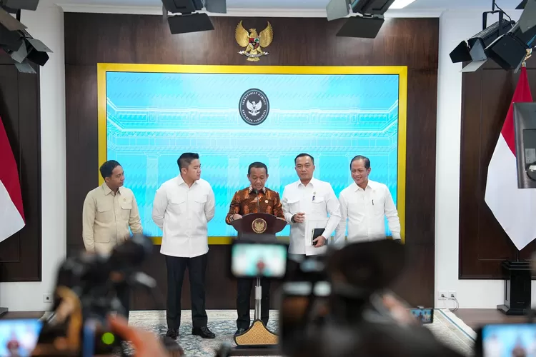 Konferensi pers pencabutan Izin Usaha Pertambangan (IUP) tambang nikel di kawasan Raja Ampat, Papua Barat Daya, Senin, 9 Juni 2025. (Ist)