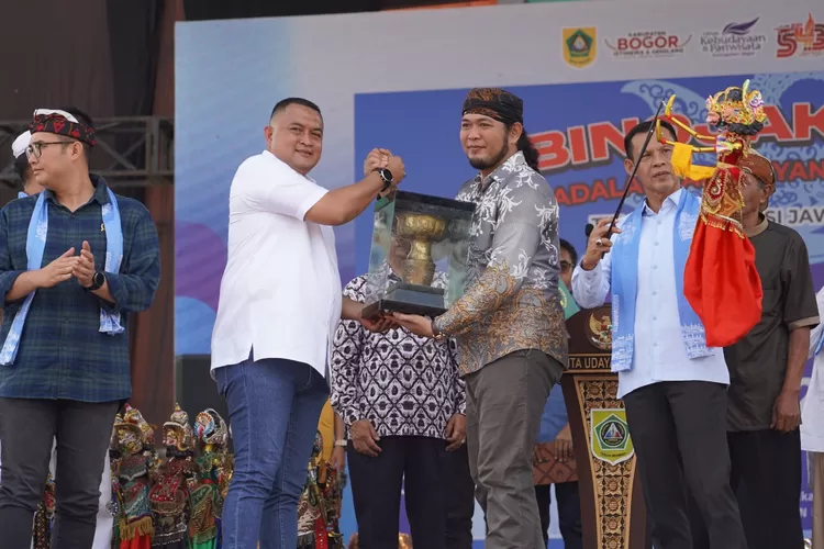 Bupati Bogor Rudy Susmanto saat&nbsp;membuka Kabogorfest 2025 di area Stadion Pakansari, Cibinong, Kabupaten Bogor, Rabu, 11 Juni 2025. (Diskominfo)