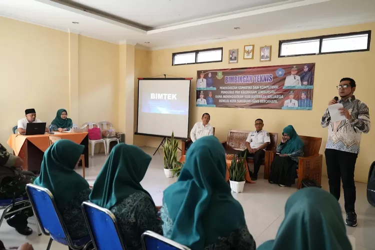 Wakil Wali Kota Sukabumi Bobby Maulana saat membuka Bimtek Pengurus PKK Kelurahan Lembursitu, Kota Sukabumi, Rabu, 11 Juni 2025. (UM)