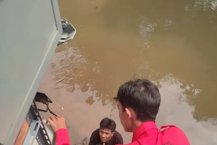 Proses pemasangan alat pendeteksi banjir. (Ali/Metropolitan.id) (ist)