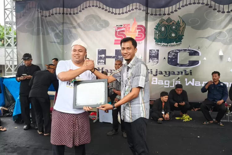 Menghadiri puncak perayaan Hari Jadi Desa Cijayanti, sekaligus menyerahkan Piagam Penghargaan Desa Sadar BPJS Ketenagakerjaan (BPJS)