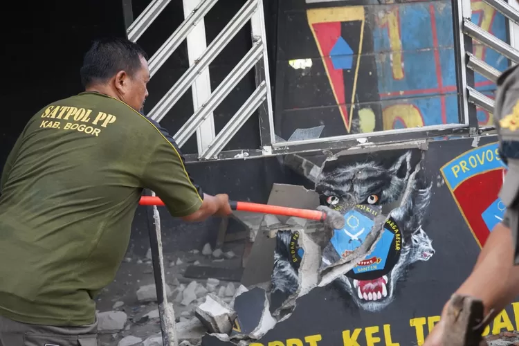 Satpol PP Kabupaten Bogor saat membingkar bangunan liar tak berizin di wilayah Cibinong, Kabupaten Bogor, Kamis, 12 Juni 2025. (Satpol PP)