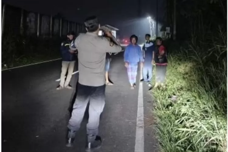 Polsek Rancabungur saat mengecek TKP kasus begal di Rancabungur, Kabupaten Bogor. (Polres Bogor)