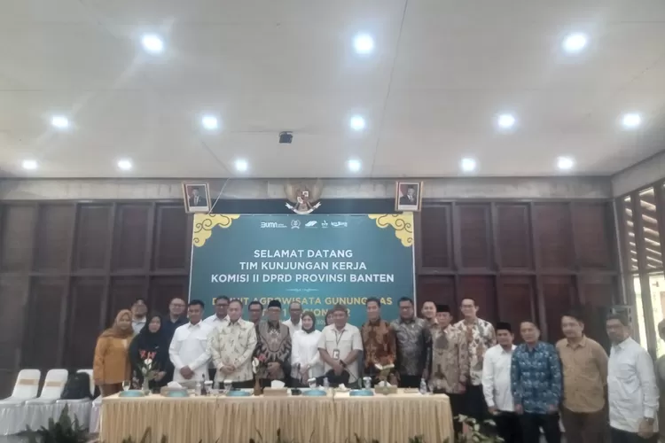 Komisi II DPRD Banten saat berkunjung ke&nbsp;kawasan Agrowisata Gunung Mas Puncak Bogor, Kecamatan Cisarua, Kabupaten Bogor, Jumat, 13 Juni 2025. (Rizal)